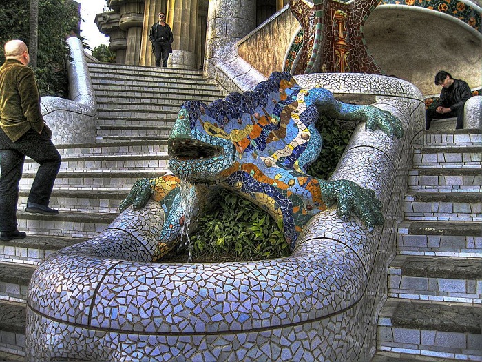 Саламандра и фантастические фигуры, выложенные в с использованием техники тренкадис (Parc Guell).